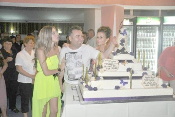 După modelul lui Geoană, Matei a tăiat tortul cu sabia!
